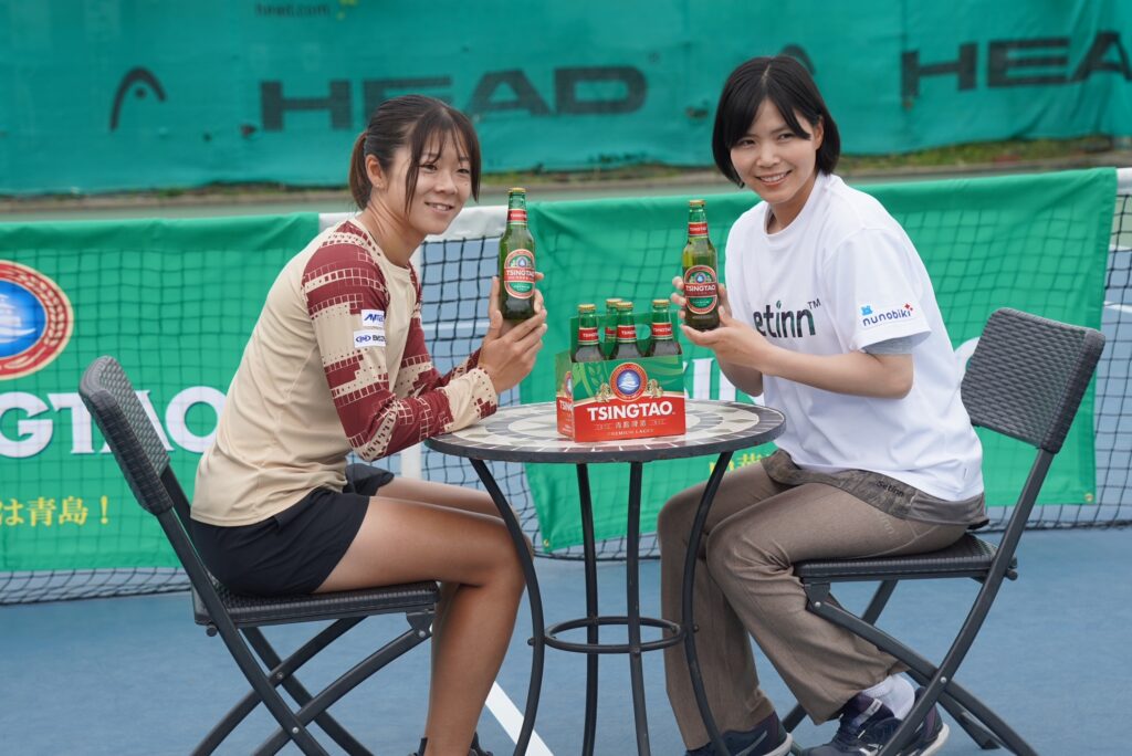 青島ビールとスポンサー契約を締結した尾崎選手(右)と加治選手(左)